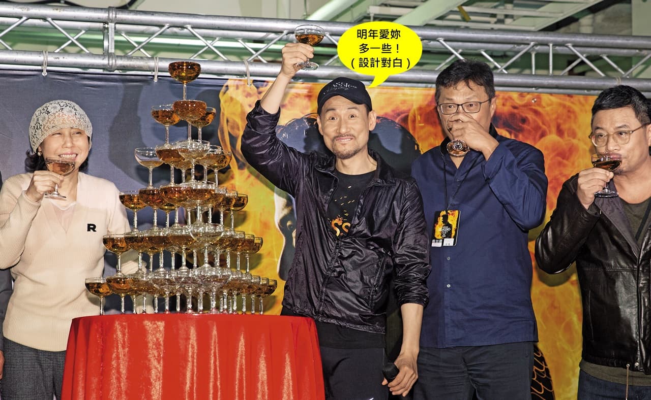 張學友(右三)演唱會後舉辦慶功。