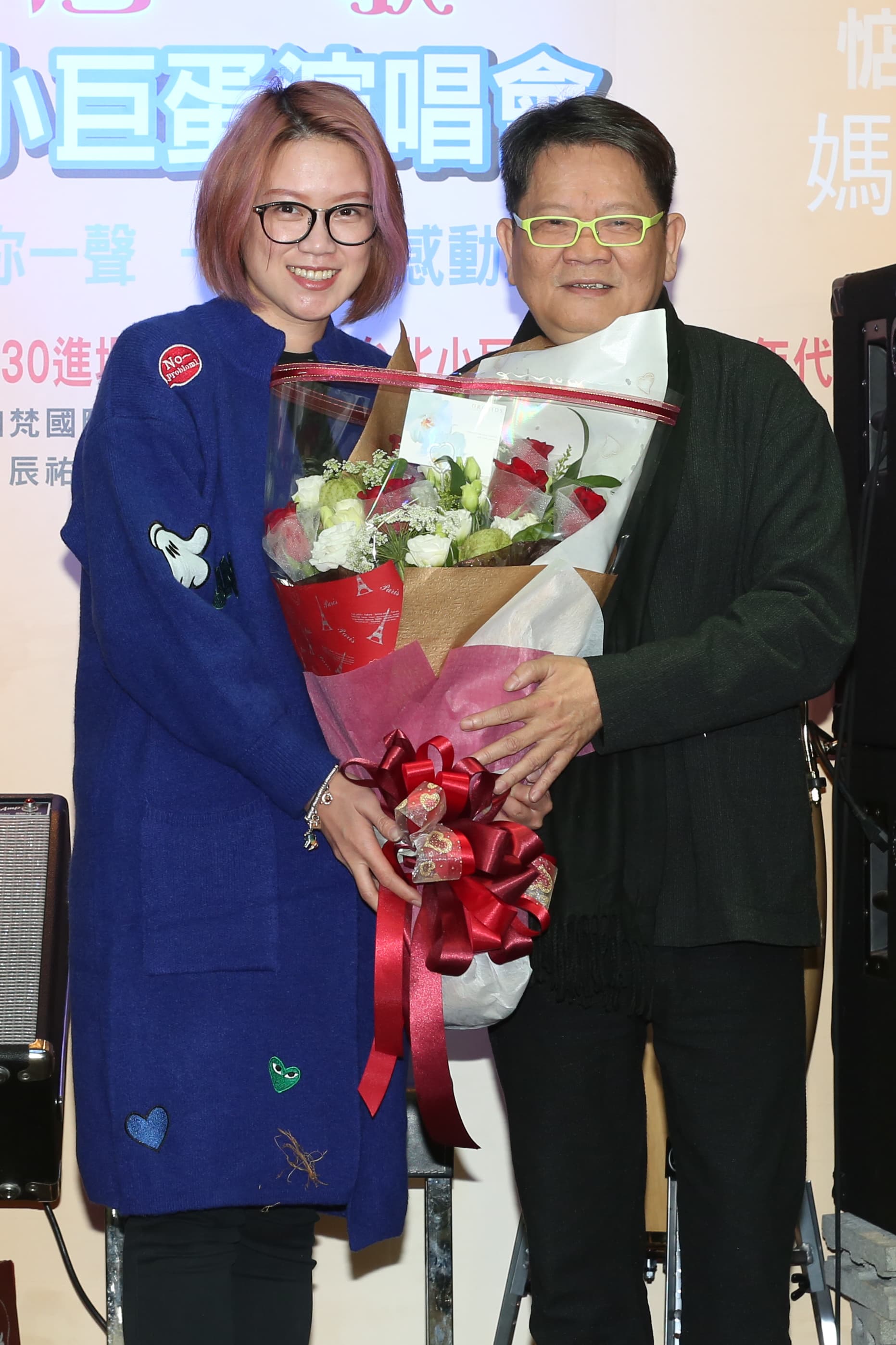鄭進一開唱,王識賢的妹妹可樂(左)捧花祝福。
