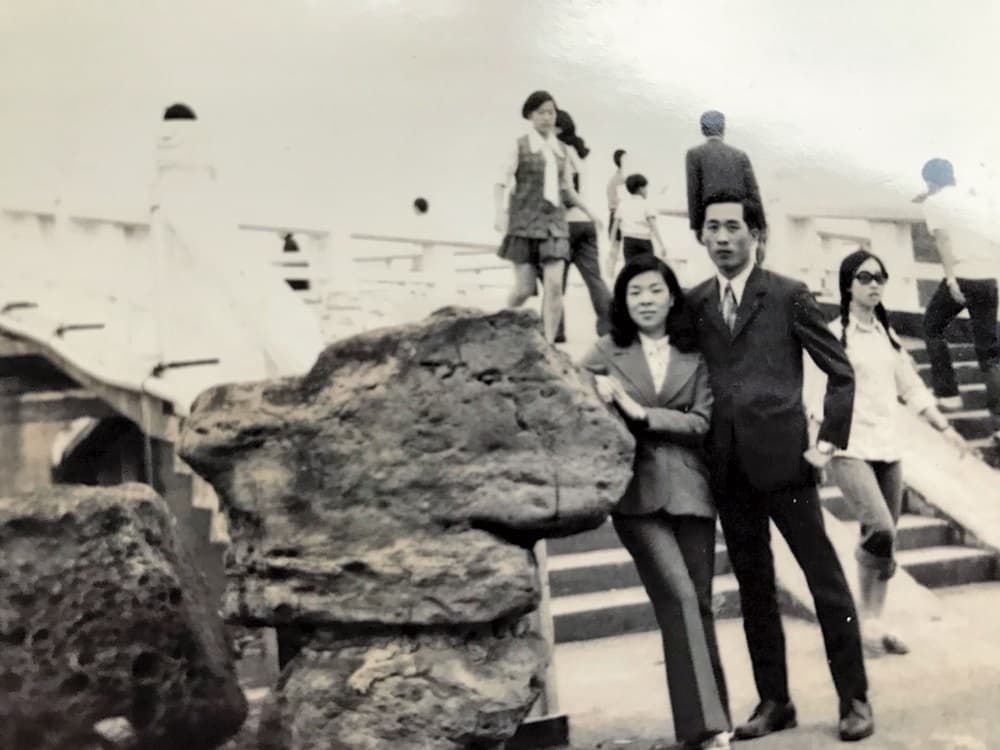 原從事警察工作的方顯裕(右),經友人介紹,與羽毛世家千金李雲霓(左)相識相戀。(山頂鳥提供)