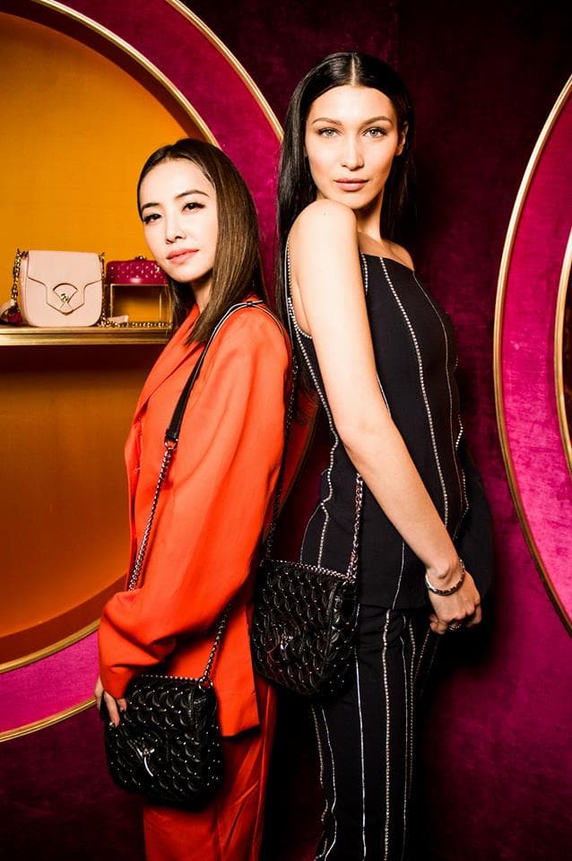 在臉書大秀跟國際超模貝拉(Bella Hadid)的合照,兩人身高相差17公分、背同款包入鏡相親相愛。