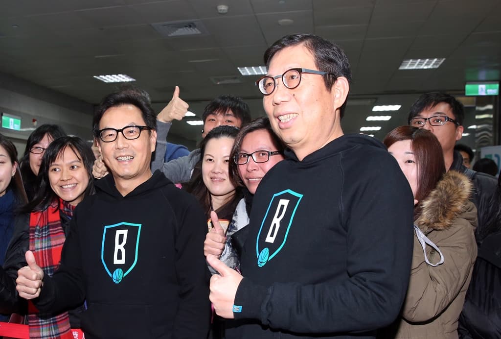 富邦集團董事長蔡明忠(左)與7年前與弟弟蔡明興(右)成立大富媒體收購凱擘。