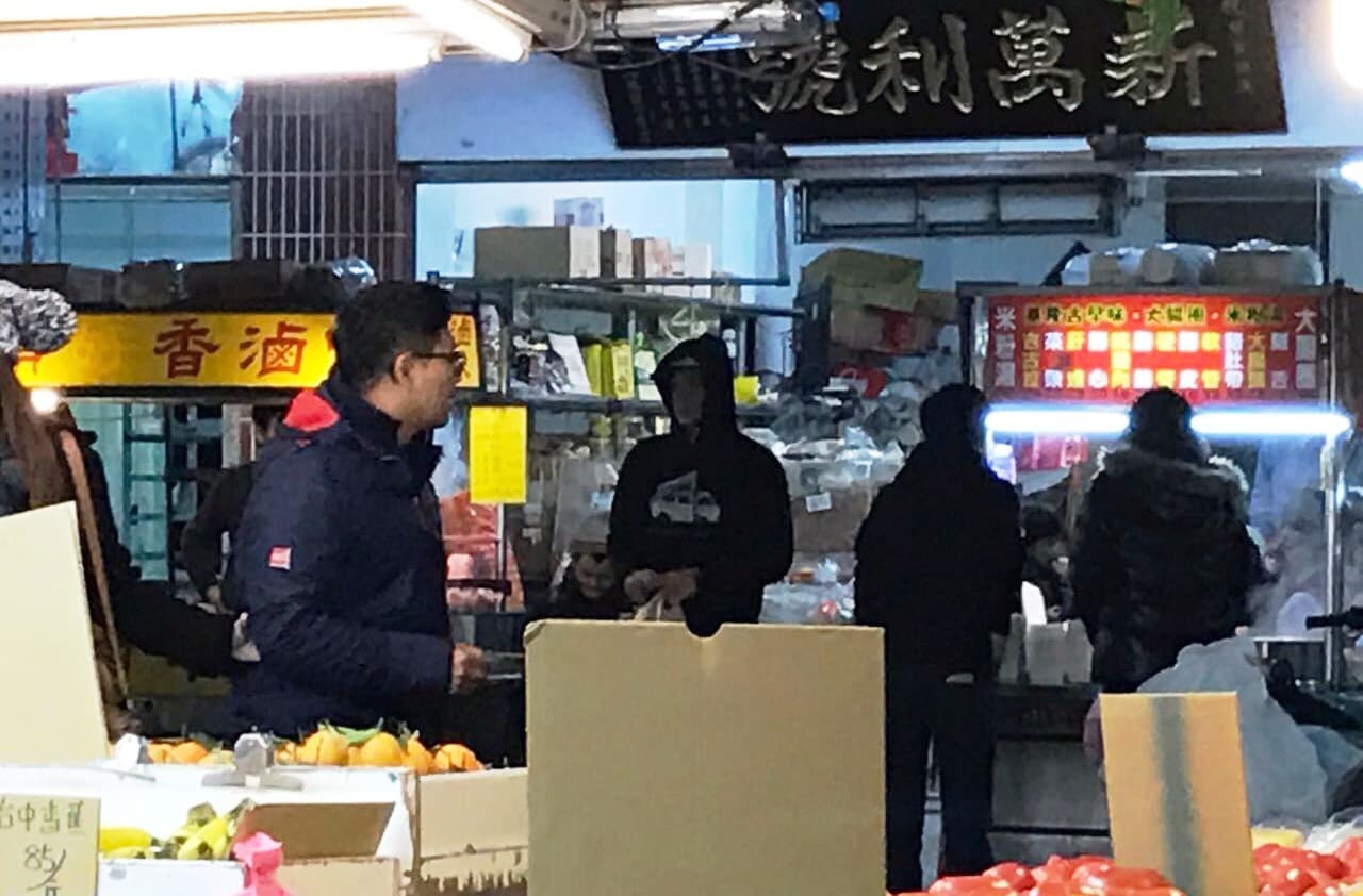 姚元浩27日晚間被直擊與友人在內湖買晚餐。 （讀者提供）