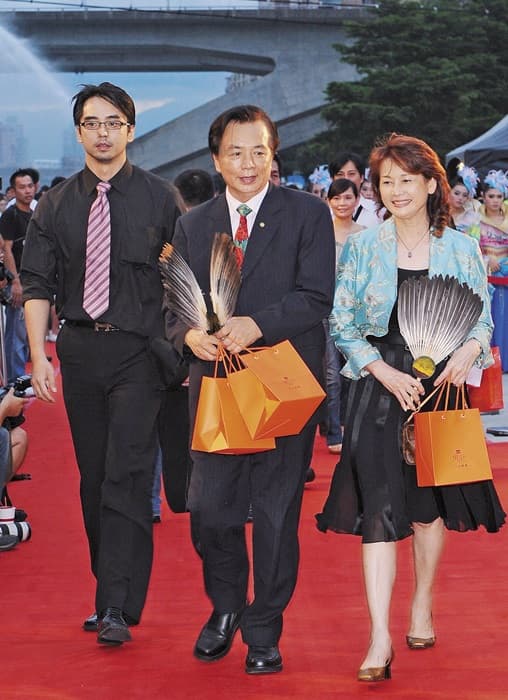 林志玲的哥哥林志鴻(左起),及爸爸林繁男、媽媽吳慈美,一家人感情很好。