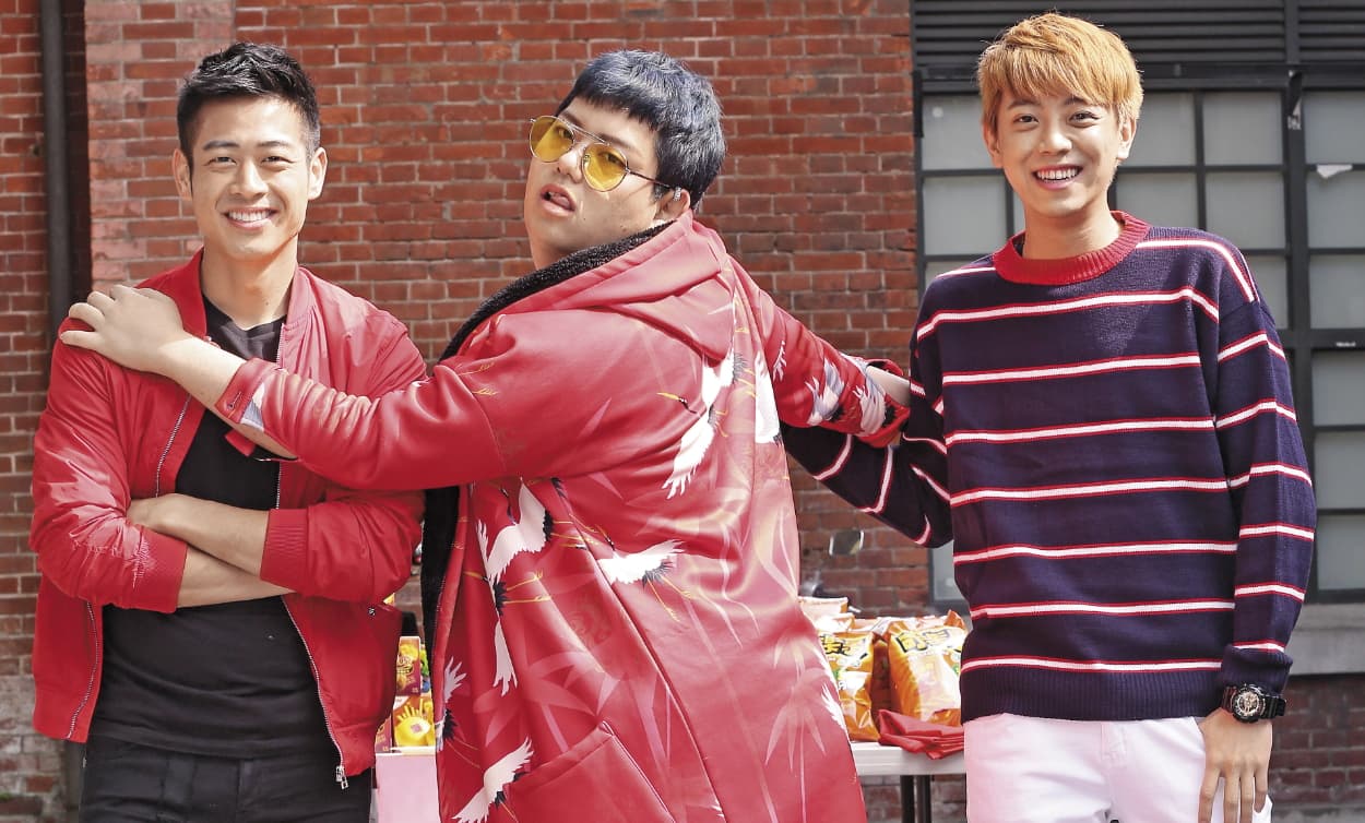 胖虎(中)在一群型男中,用誇張動作搶鏡頭。(本刊資料照)