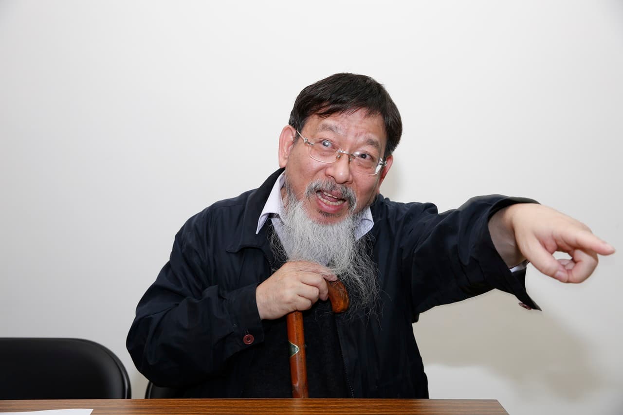 張靜今天除了道歉，他還左批司法院長許宗力，右虧總統姪子蔡元仕。