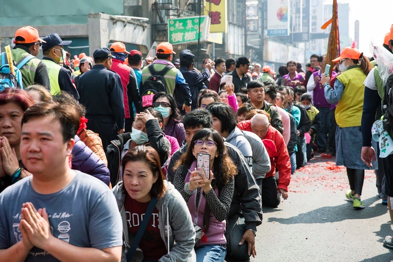 媽祖鑾轎即將經過,信眾紛紛跪在地上準備鑽轎腳。