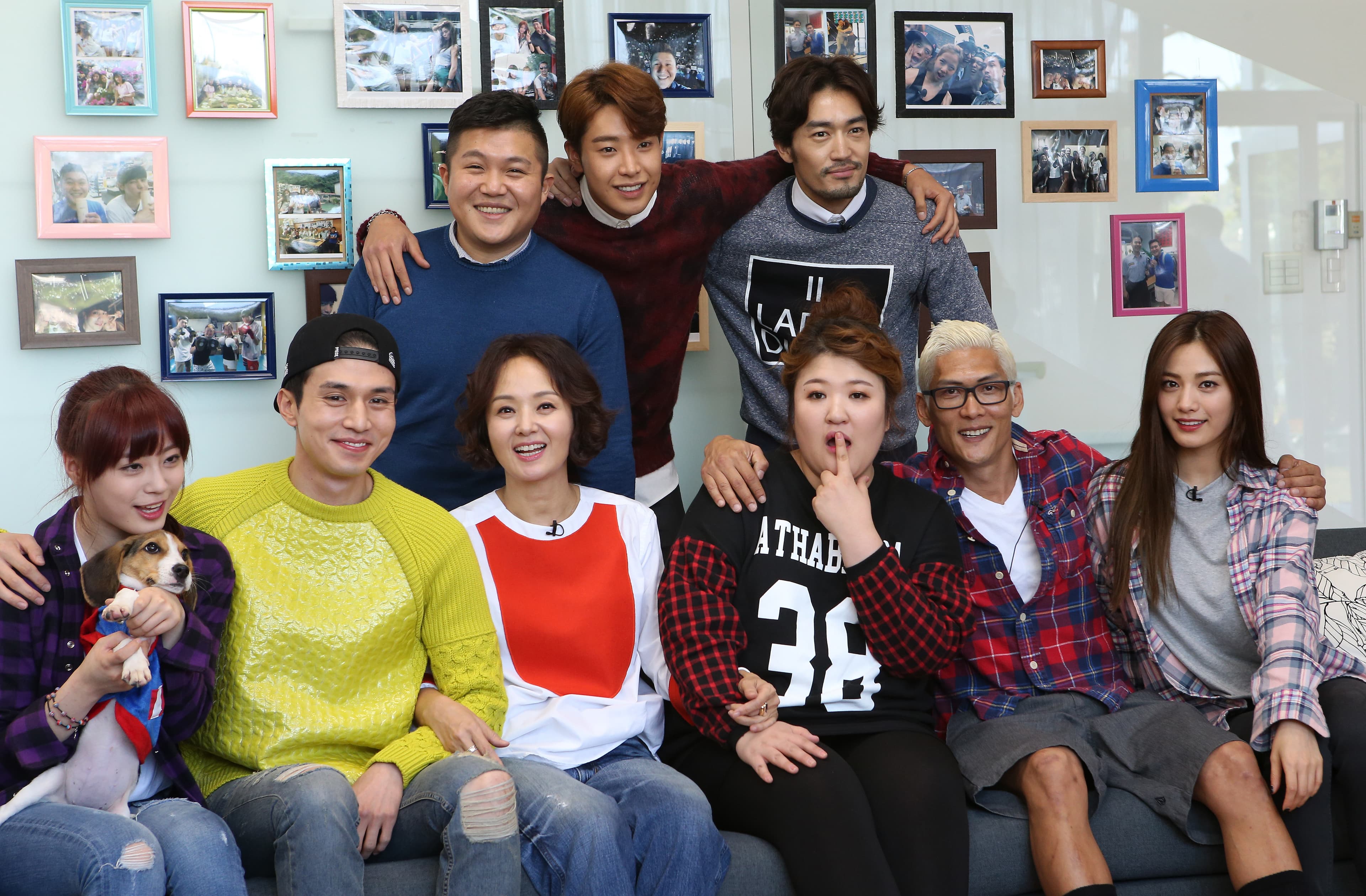 齡智(左一)自爆因合作《Roommate 2》被李棟旭(左二)吸引,曾多次暗示想嫁給他。(上排左:曹世鎬、朴玹雨、大谷亮平。下排左3起:裴宗玉、李國主、朴亨俊與NANA)(東方IC)