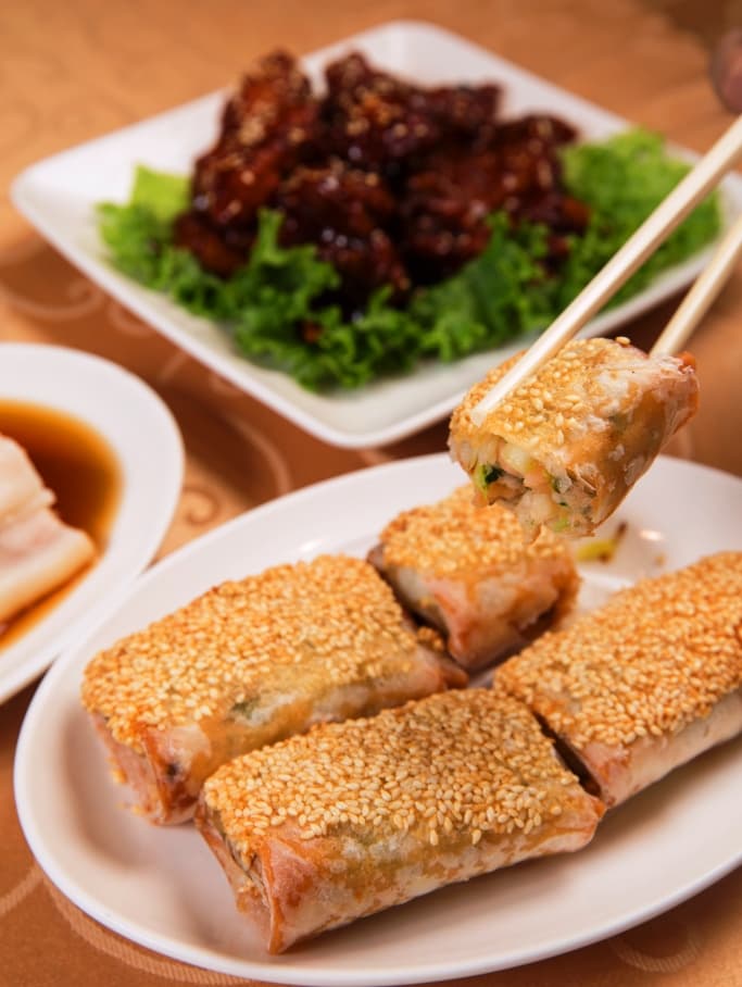 「易牙居點心坊」招牌點心—芝麻海鮮捲,酥脆外皮搭配濃郁芝麻香,內餡鮮美,是店內熱銷產品。90元╱2只