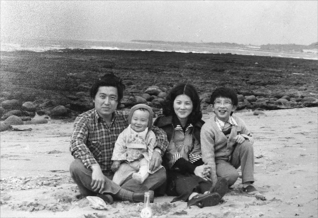 1975年一家四口於淡水沙崙合照。張照堂(左1)和妻子廖淑貞(右2)育有2子。長子張世和(右1)現從事設計工作,次子張世倫(左2)則為藝評人、攝影研究者。(張照堂提供)