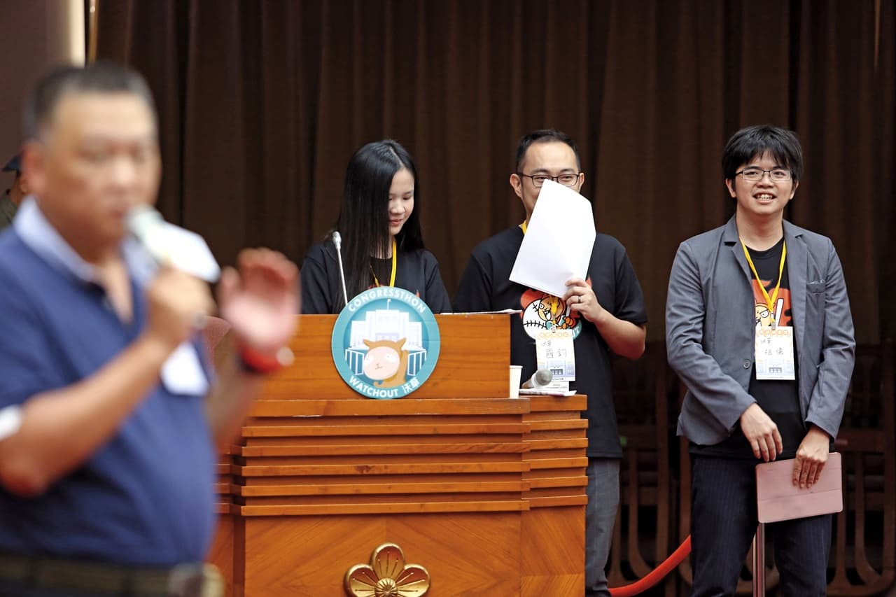 林祖儀(右1)邀請立委與公民參與「開放國會松」,建立立法院與社會的對話平台。(林祖儀提供)