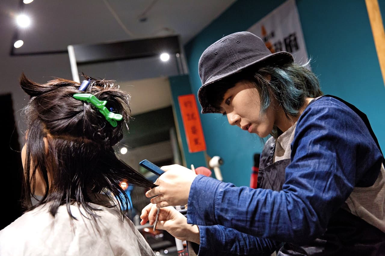 為了跟客人有更多時間講話,宋晉儀從髮品專櫃銷售員轉到美髮師,她現在剪髮的客人也是Hydis抗爭運動夥伴。