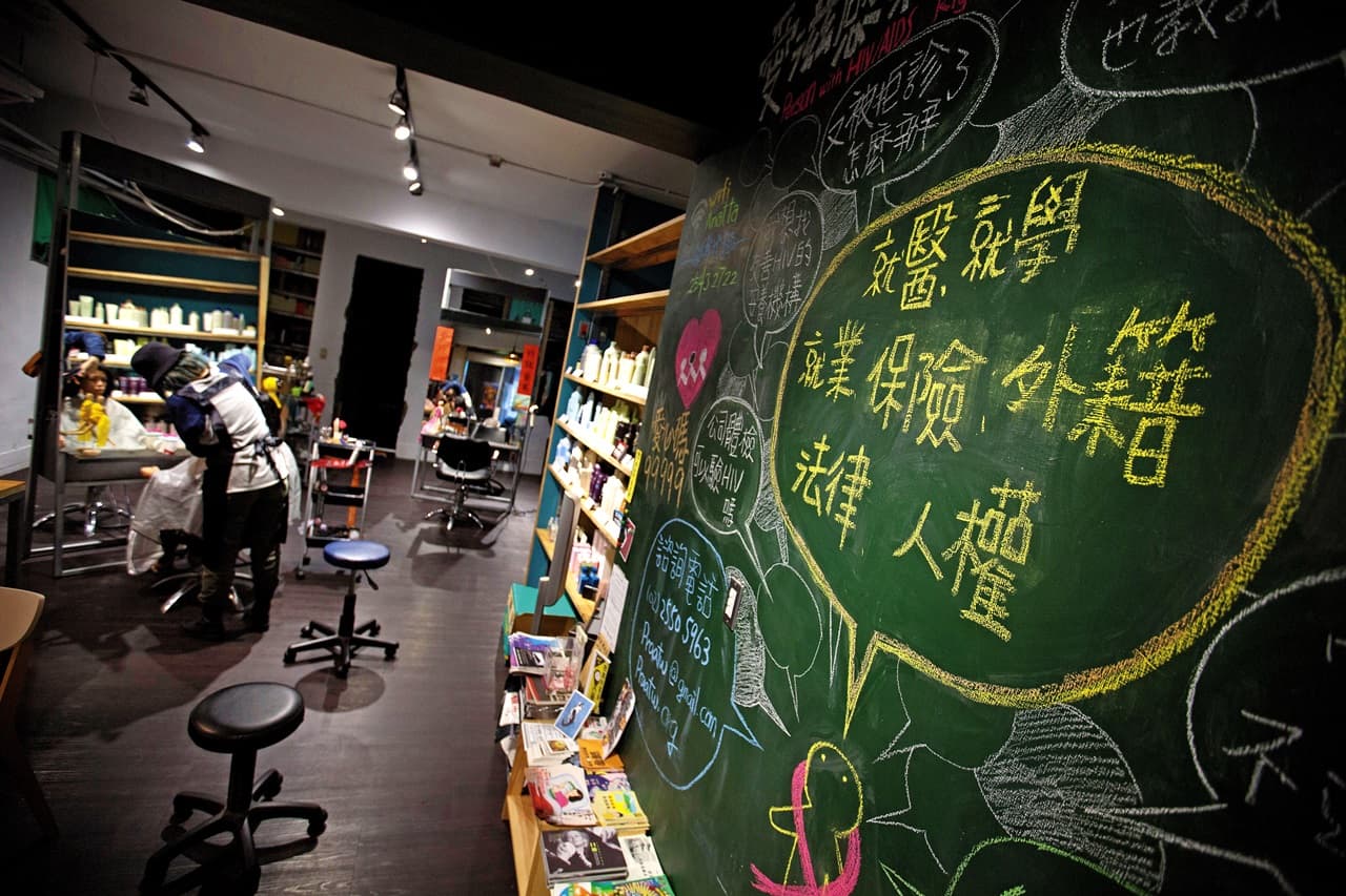 店內主題牆,每3個月跟不同NGO(非政府組織)合作,繪畫提倡不同議題。