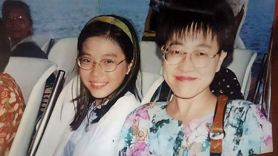 宋晉儀說自己從小是個令人頭痛的小孩,學了美髮以後媽媽(右)才放下心來,社運也成為母女的話題。(宋晉儀提供)