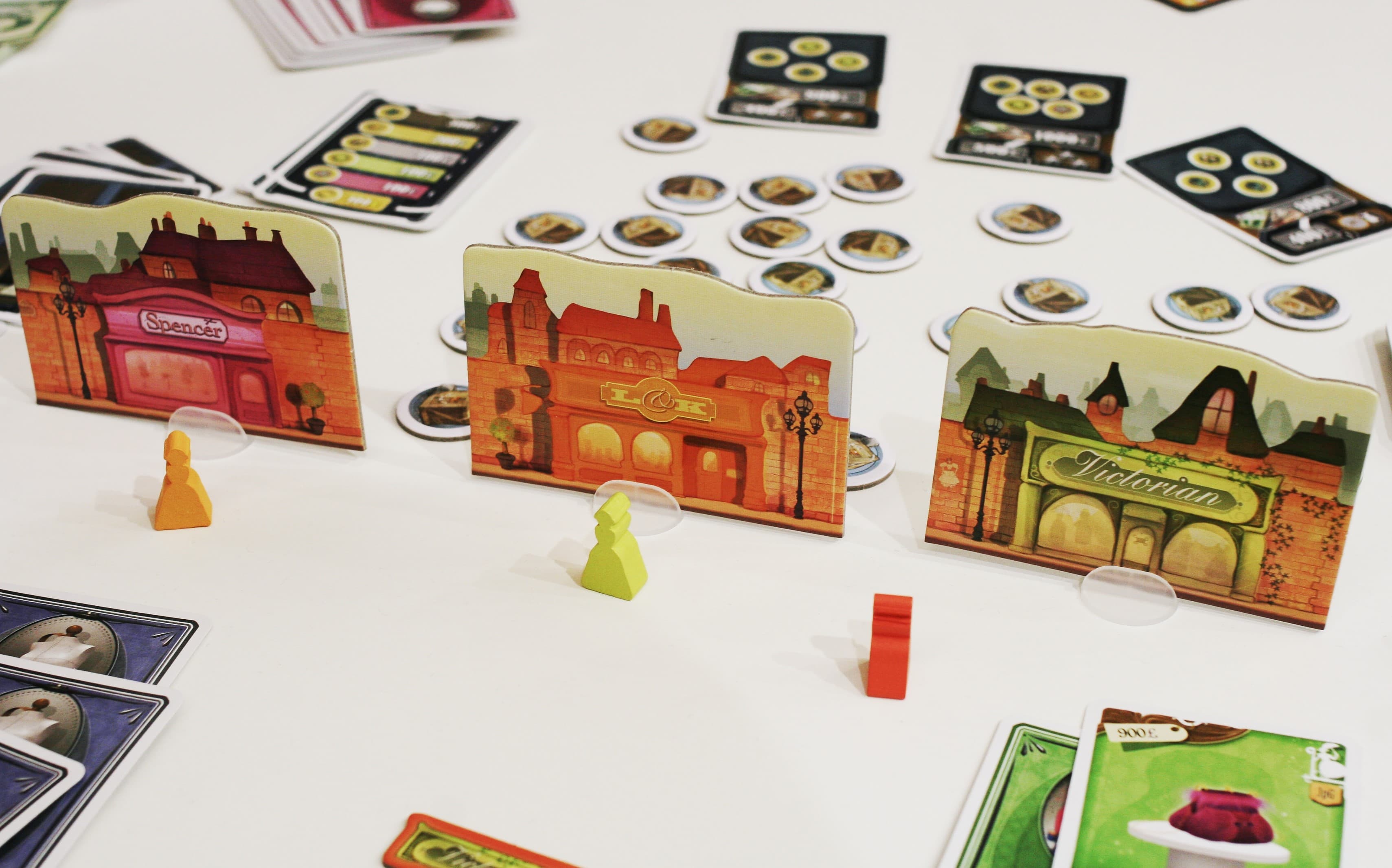 時裝店立版,每天都可以逛不同的店家(圖片來源:BGG)