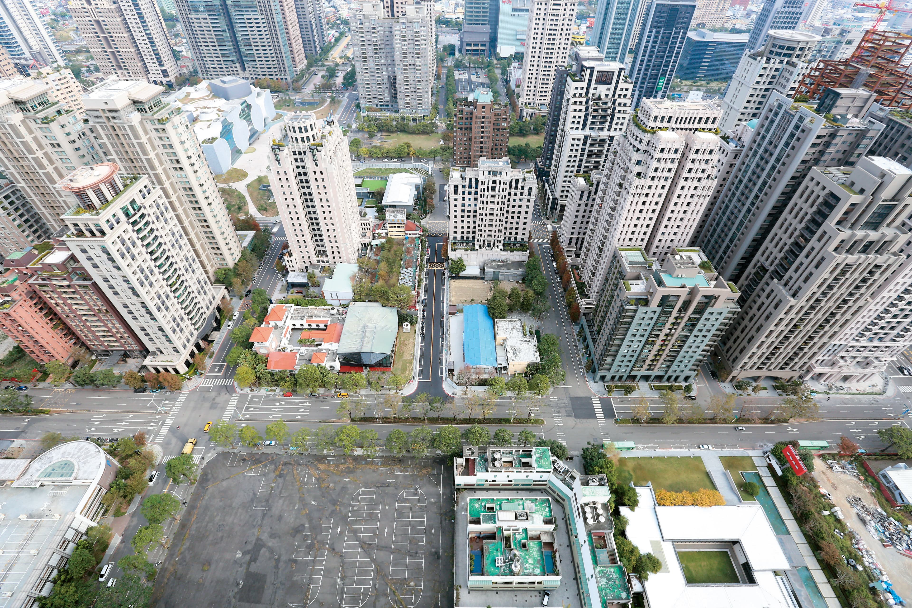 偷拍活春宮影片的地點就是台中市春風休閒旅館的戶外泳池,位於台中市七期重劃區,本刊記者從旅館旁的「豐邑市政都心廣場 」大樓頂樓拍攝,確實能將戶外泳池一覽無遺。