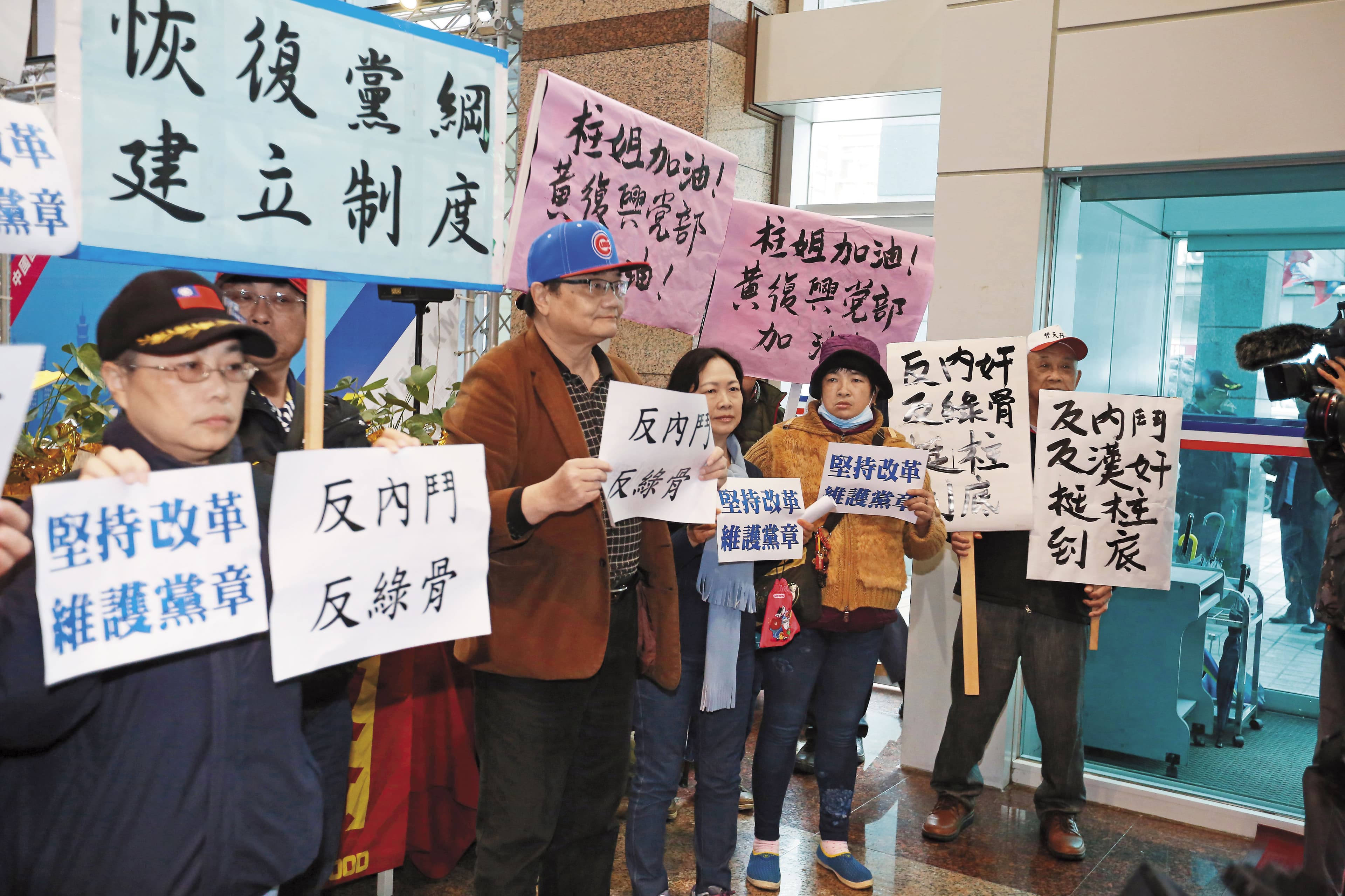 洪秀柱提早主席選舉時程遭反對,還動員基層黨員力挺,讓許多黨內人士反彈。