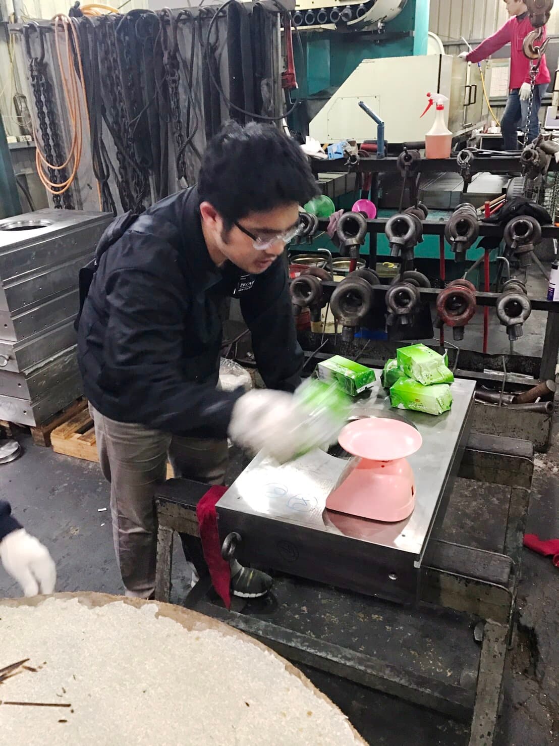 警方將鋼製模具切割，搜出茶葉包裝的安非他命近百公斤。