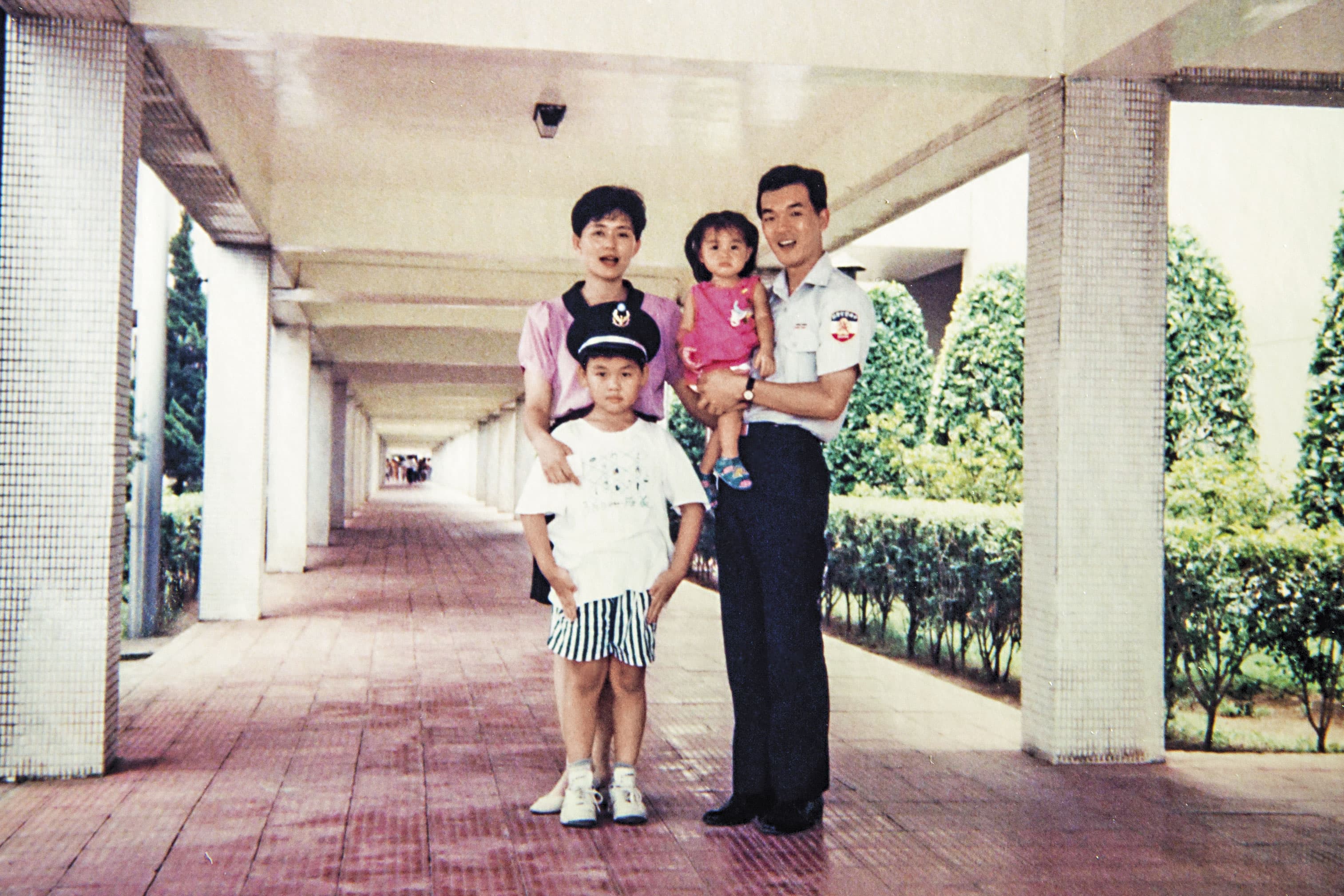 1995年父母在警大(時為中央警官學校)進修,賴東澤(前左1)和妹妹出席畢業典禮。(賴東澤提供)