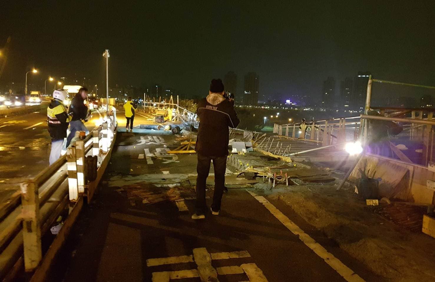 華中橋外側因為施工緣故,將橋墩護欄拆掉,防護措施不足導致轎車直接翻落橋下。