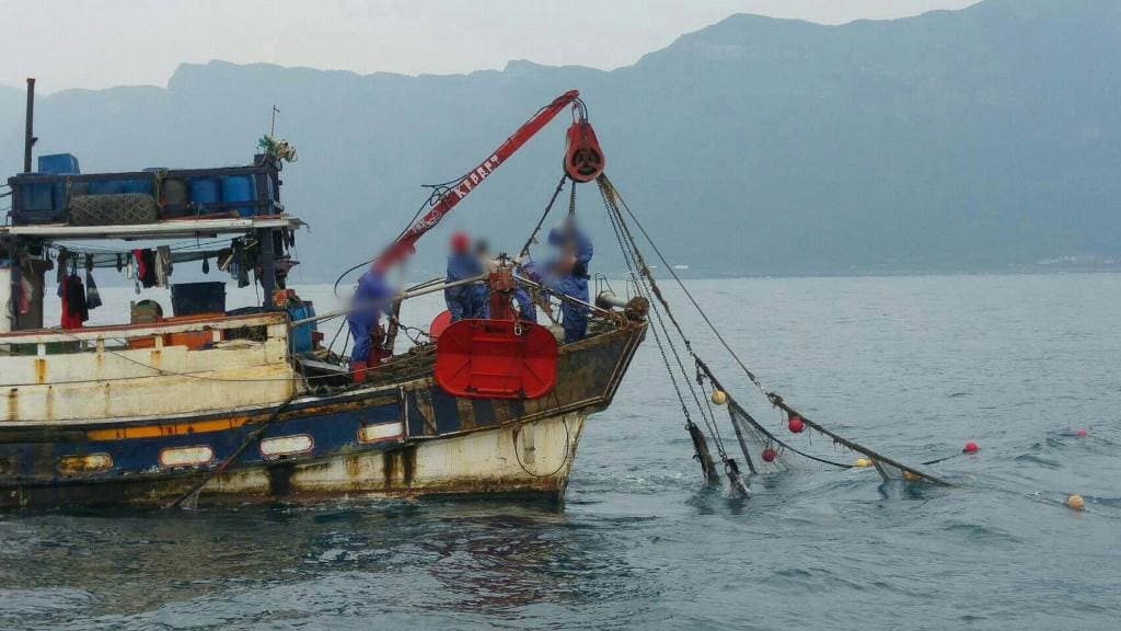 違法在距岸3浬內拖網捕魚,將開罰新台幣3到15萬元。