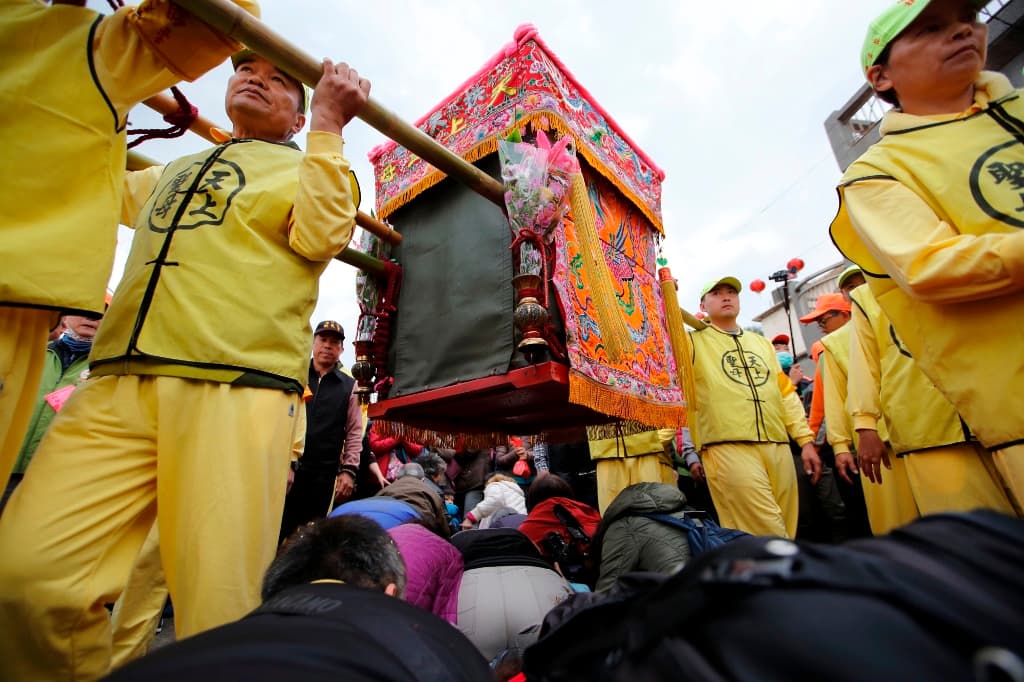 媽祖神轎經過時，信徒紛紛跪在地上希望得到庇佑。