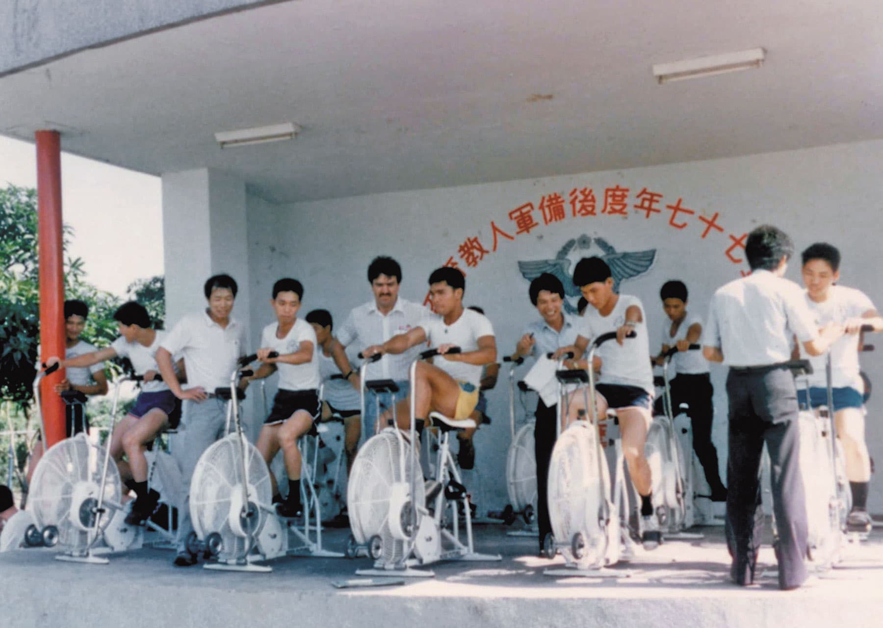 喬山在80年代研發出第1台ROSS風扇健身車,邀海軍陸戰隊人機測試1000小時。(喬山提供)