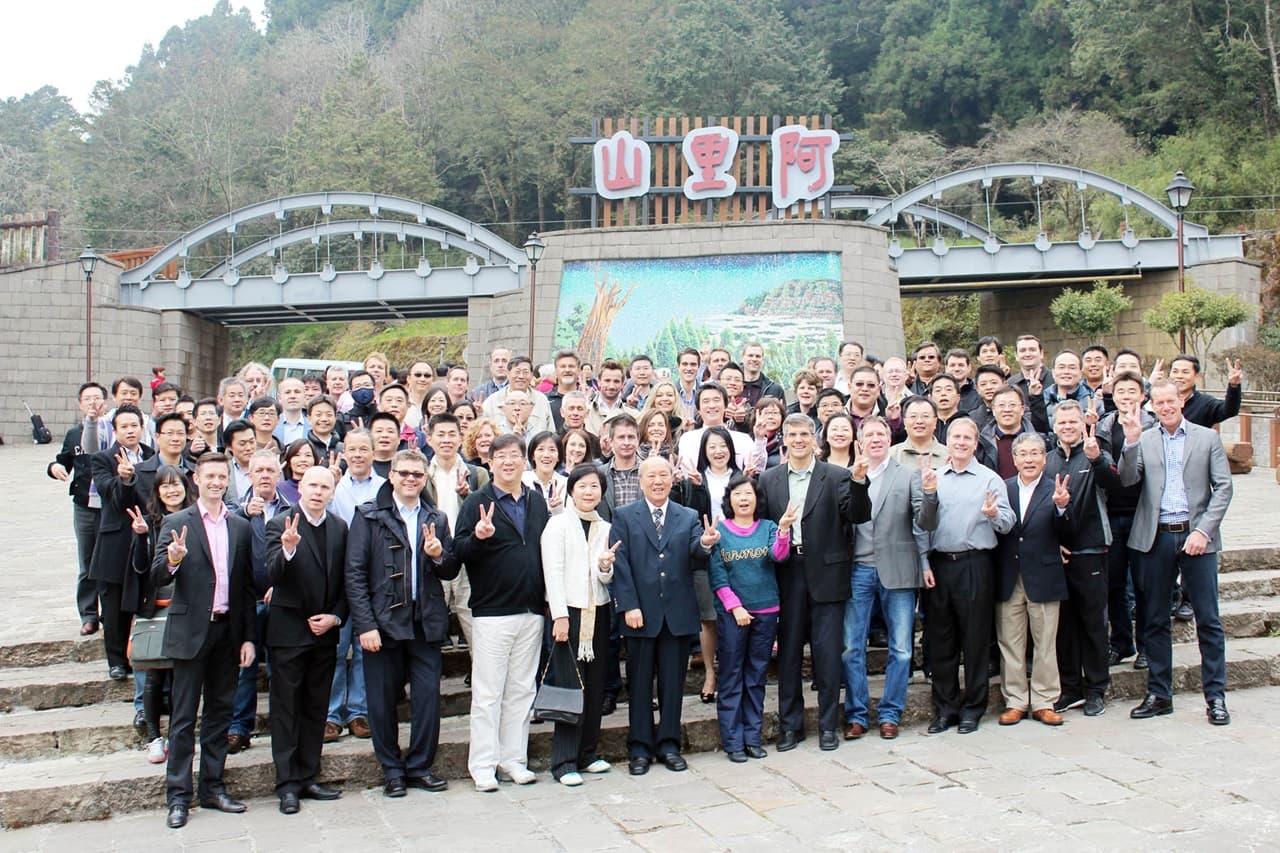 散布海外的26間子公司管理階層,每半年會有一次聚會交流,圖為員工遊阿里山。(喬山提供)