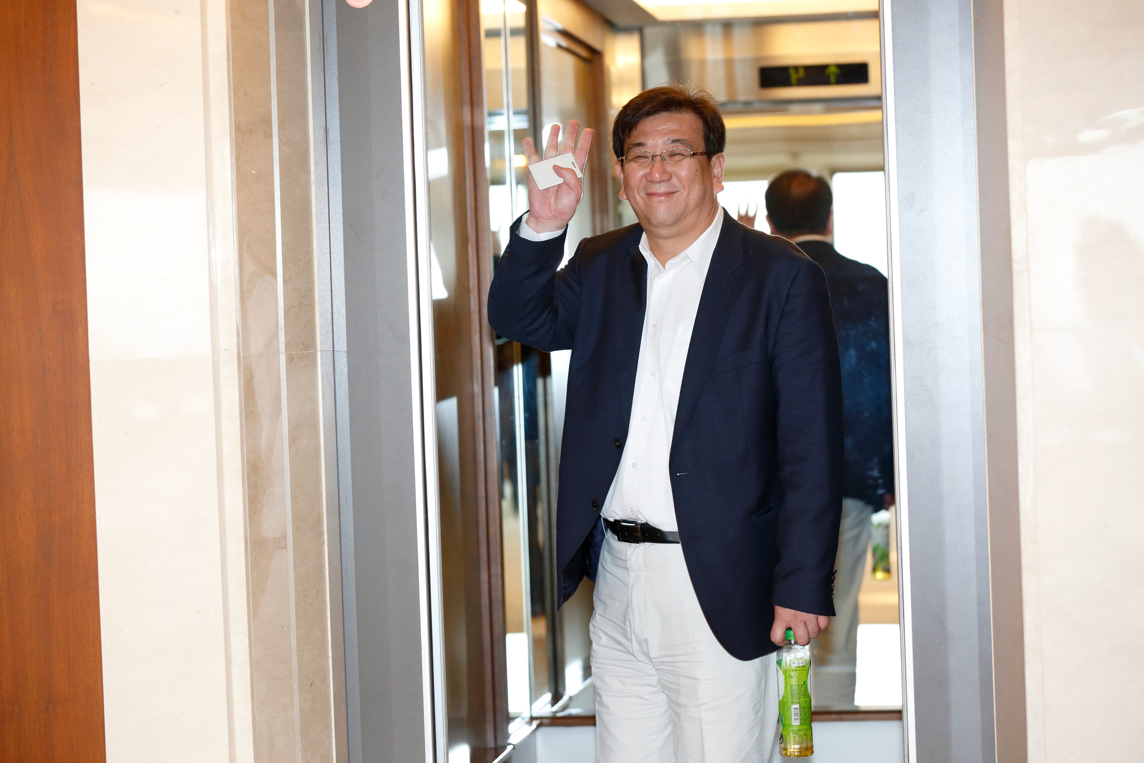 羅光廷為管理海外26間子公司，每年有近200天待在國外，常揹著一只背包走天下。