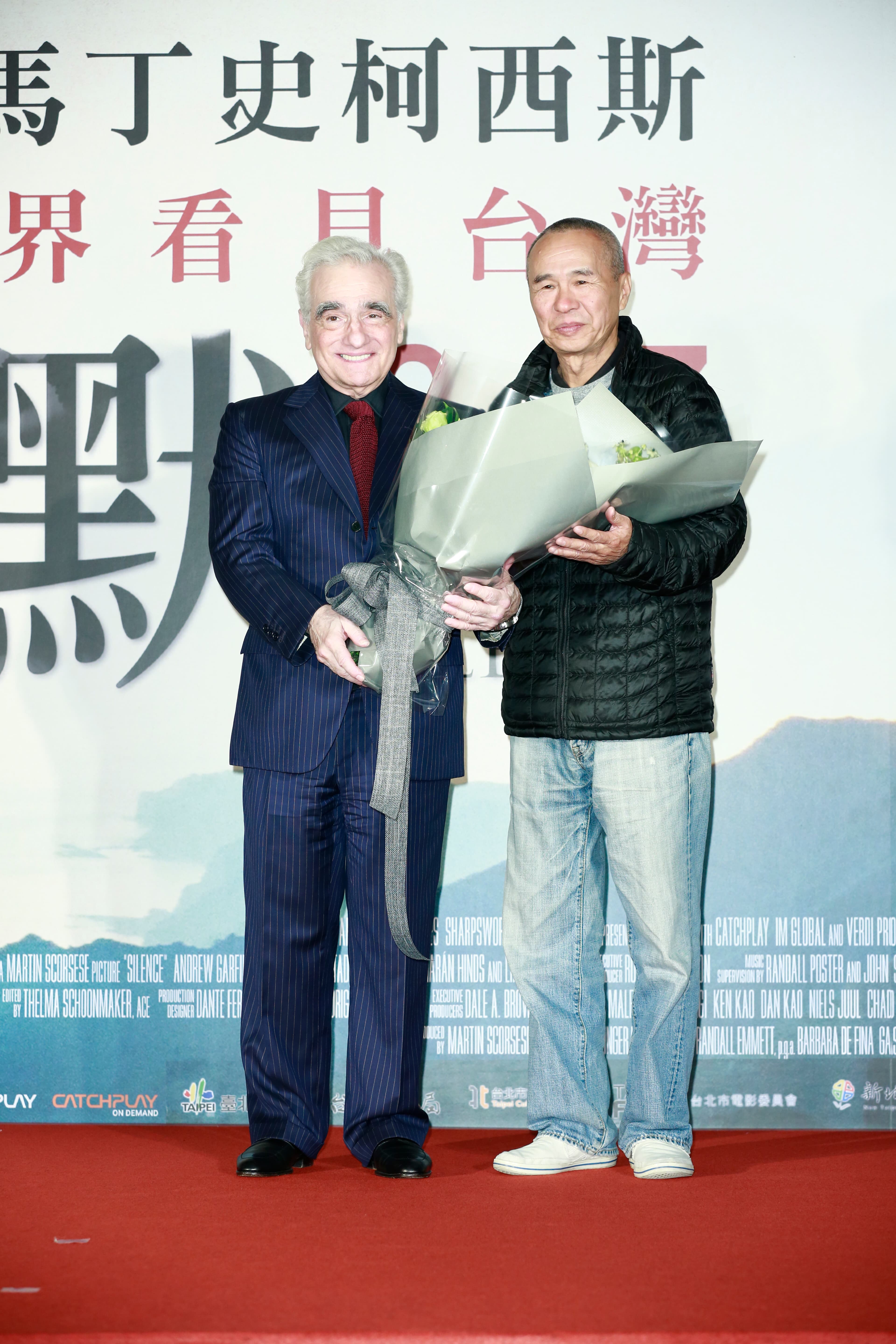 《沈默》在台首映時，導演侯孝賢（右）獻花給史柯西斯（左），彼此惺惺相惜。