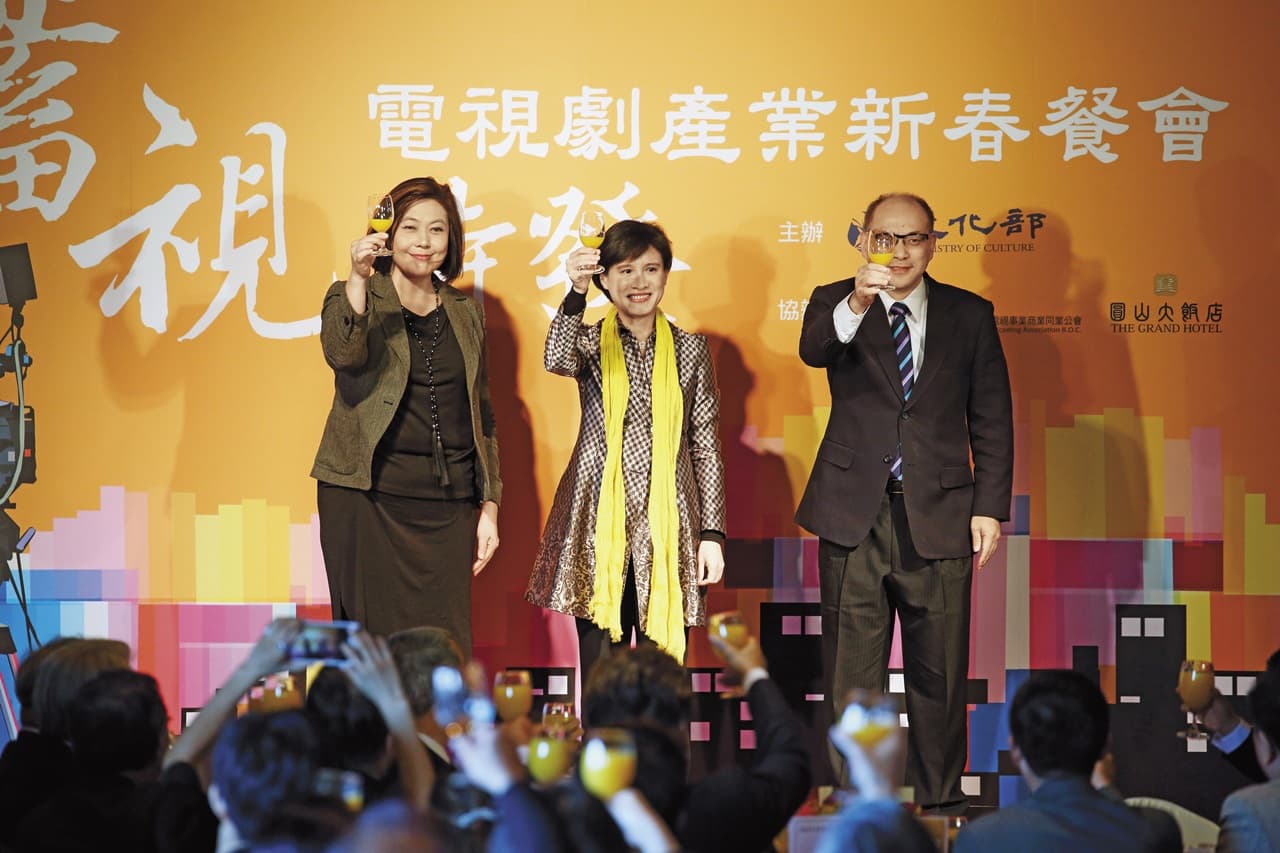 NCC主委詹婷怡（左起）、文化部長鄭麗君、金管會副主委鄭貞茂出席電視劇產業新春餐會，宣布政府引入120億元投融資計畫，注入產業活水。
