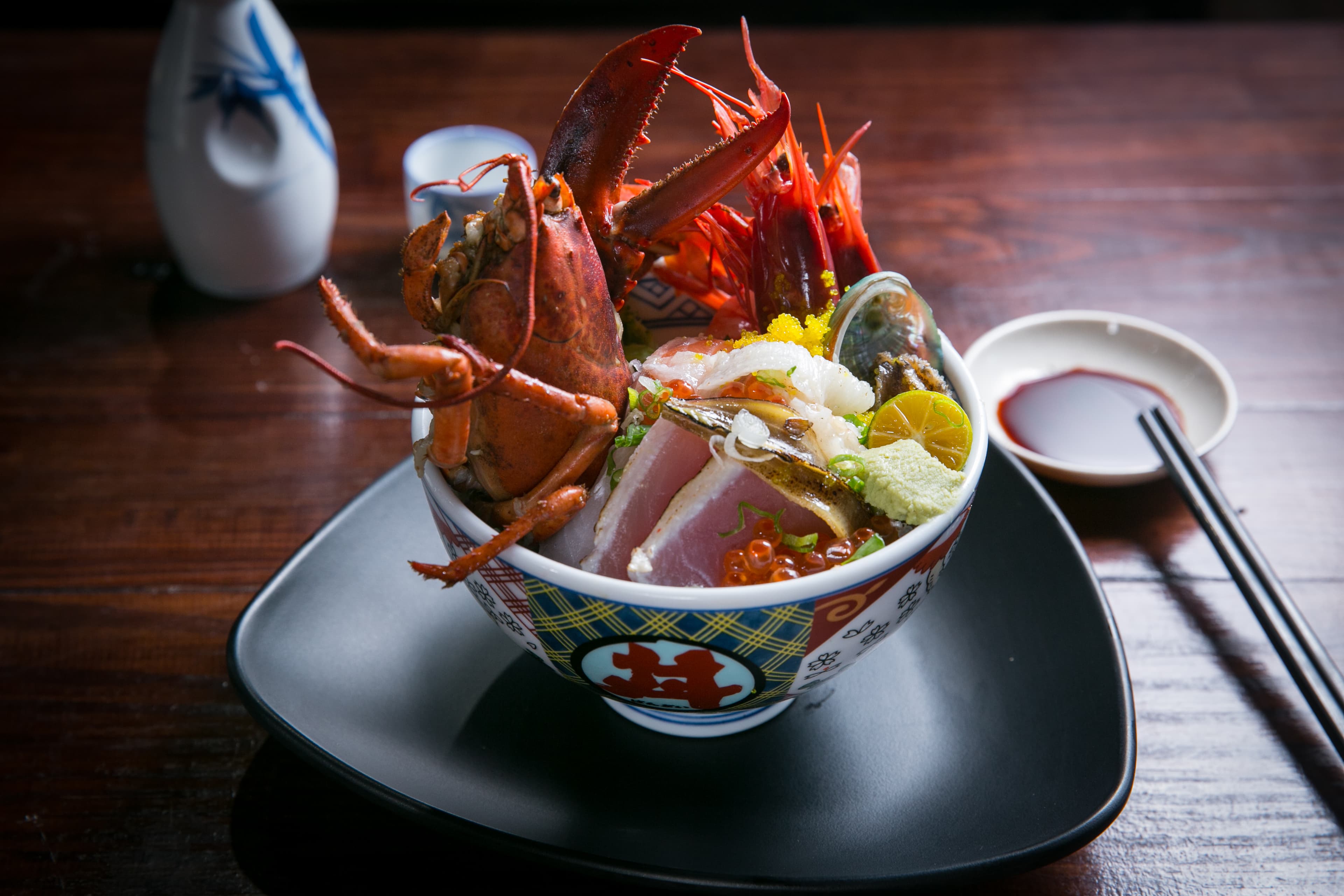 招牌波龍丼料多豐富，海鮮滿到溢出碗外。（690元／份）
