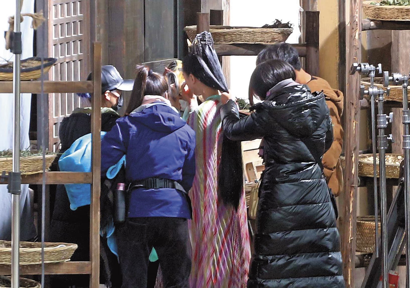 劉詩詩正在中國寧波拍攝新劇 《醉玲瓏》,飾演一名女巫,只不過她的戲服似乎穿起來很費力,需要很多工作人員在旁邊幫忙。(讀者提供)