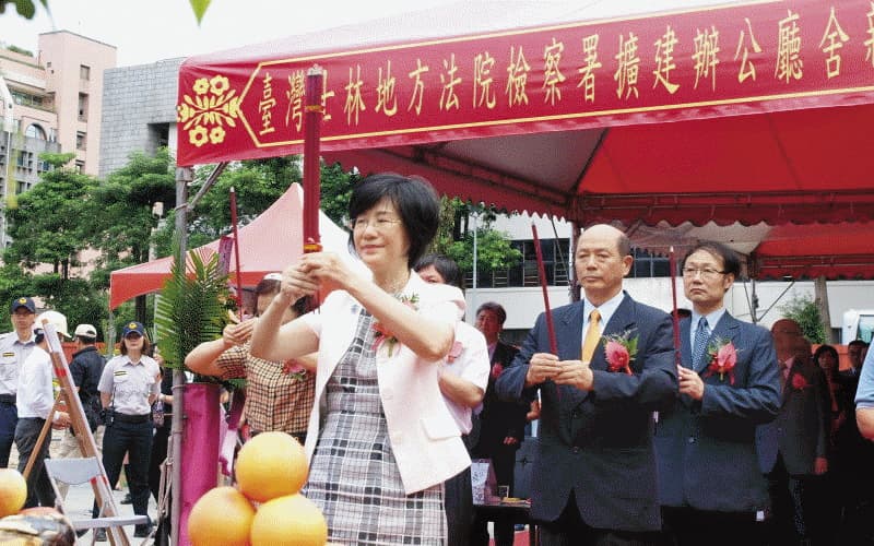 2014年4月新大樓動工後,動工典禮由時任法務部長羅瑩雪、檢察總長顏大和等人主持祭拜。(翻攝自士林地檢署官網)