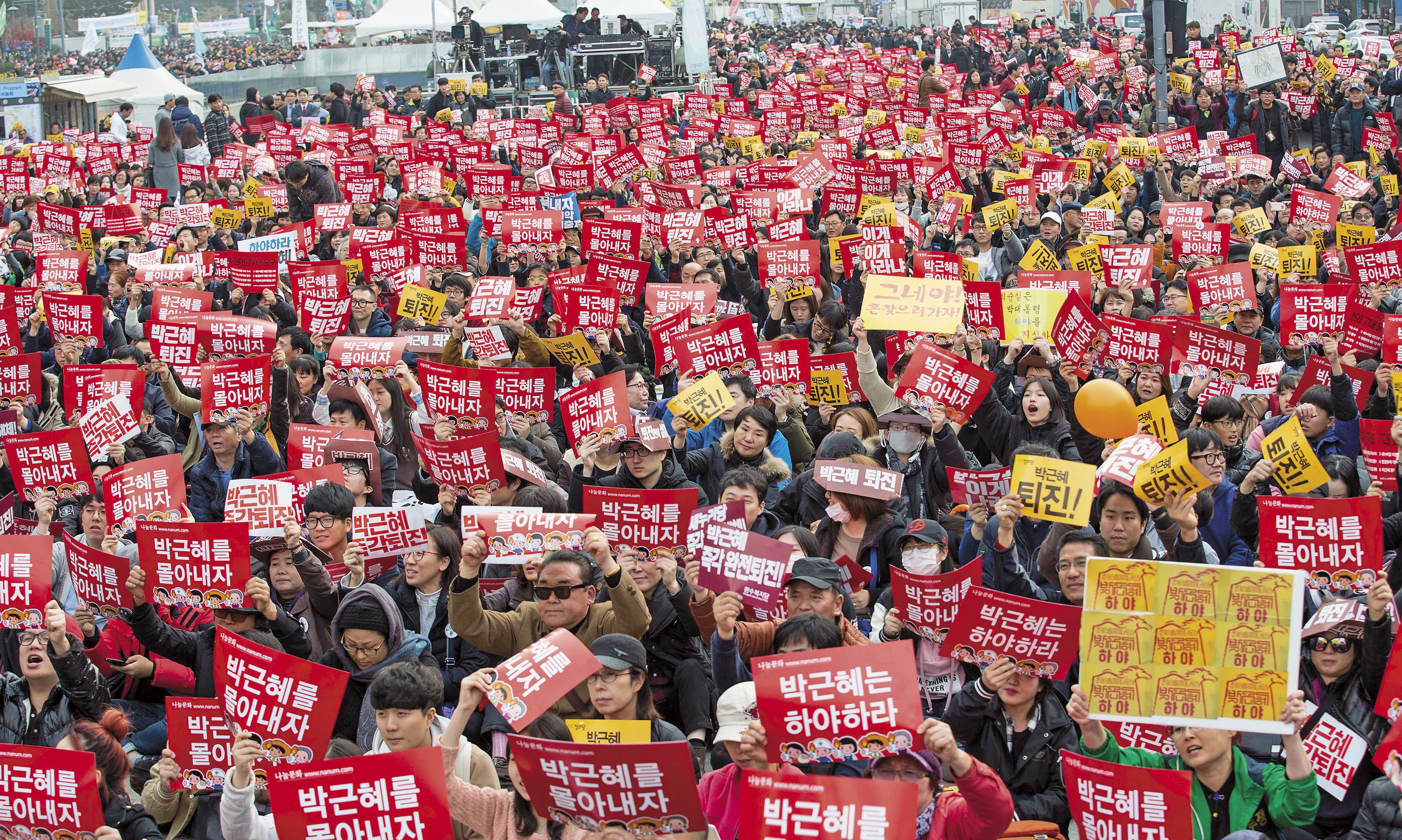 2016年11月20日,超過百萬南韓民眾走上首爾街頭怒吼,要求朴槿惠下台。(東方IC)
