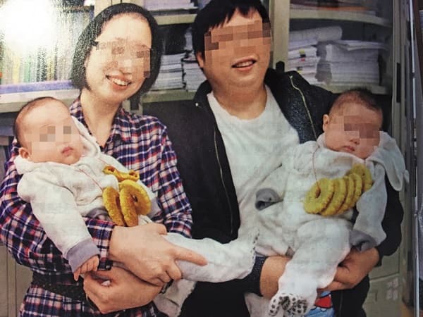 陳姓夫妻原本美滿的一家4口，男嬰（左1）卻遭聖嬰公司販售的嬰兒安全床護欄夾住窒息而死。（家屬提供）