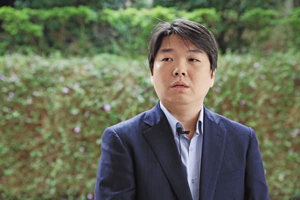 陳家委託律師張祐齊痛批，公部門不約束危險的兒童用床邊護欄，反而任其繼續在市面上銷售。