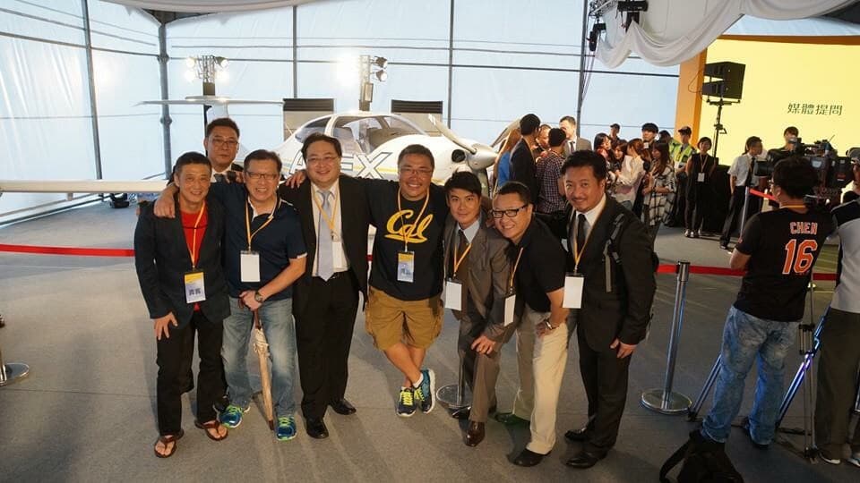 許耀仁(右三)和橘子集團的劉柏園(右4)及名音樂人李亞明(左1)都是好友。