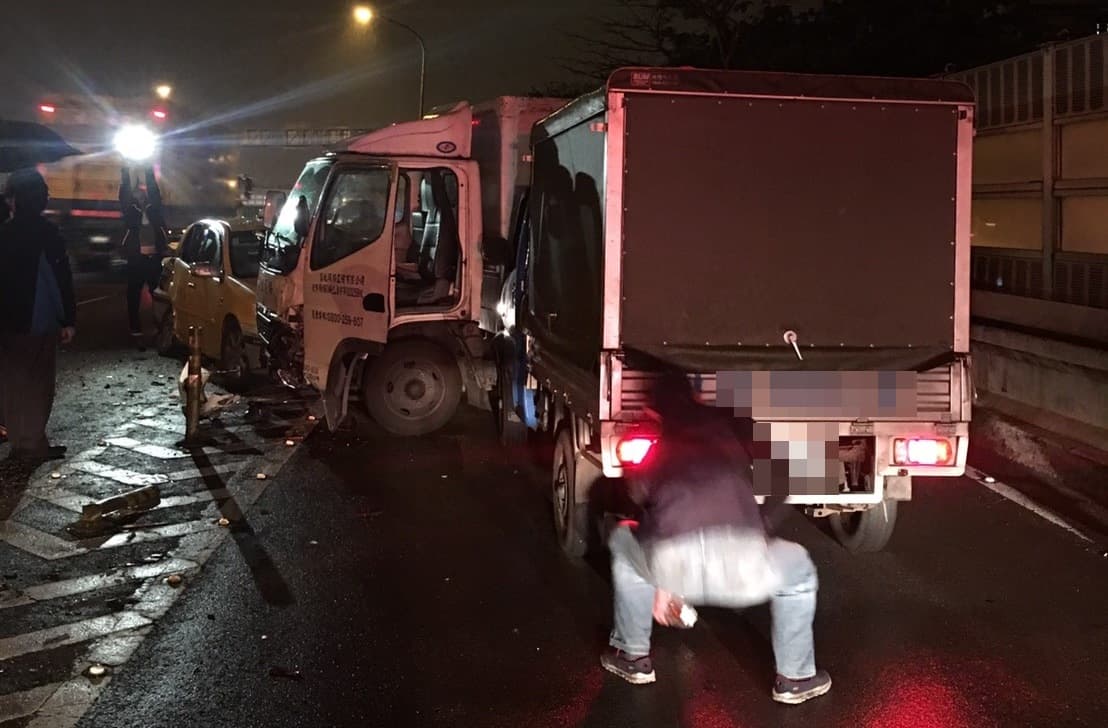 三輛車卡成一團,警消人員趕緊前往現場處理。