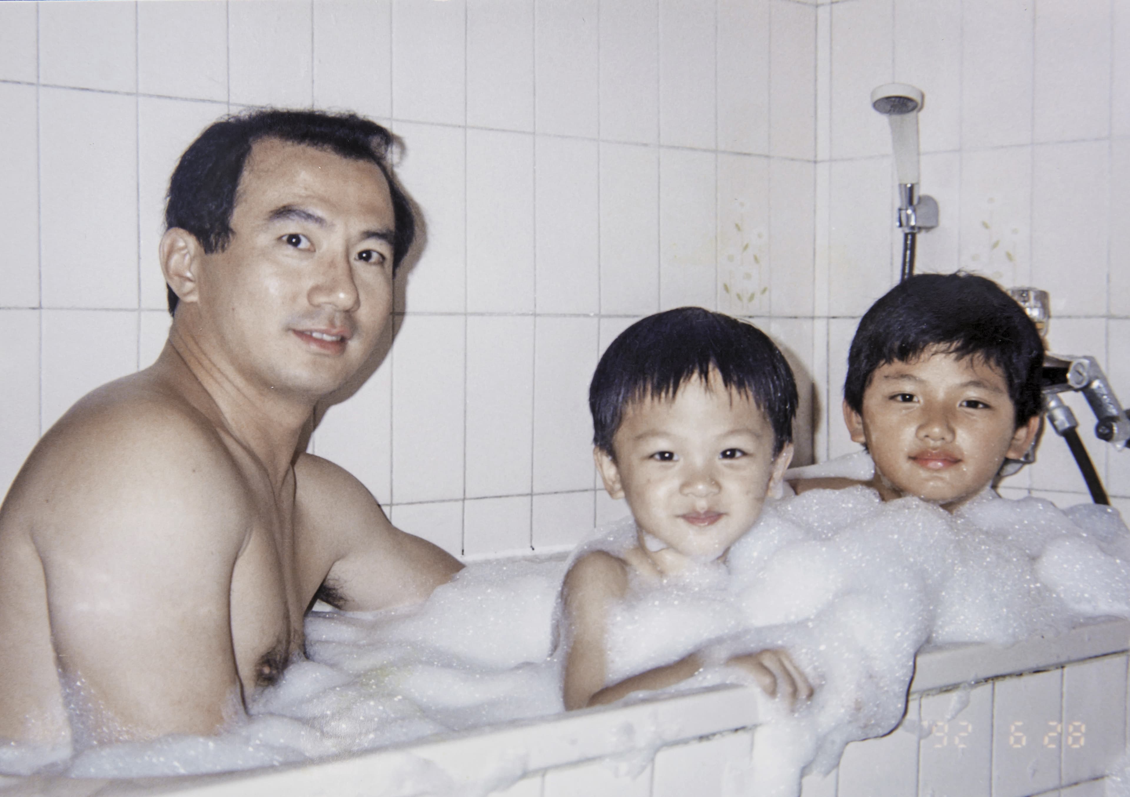 陳焜耀(左)長年在海外打拚,難得與次子陳彥誌(中)、長子陳彥誠(右)同享天倫樂。(陳彥誠提供)