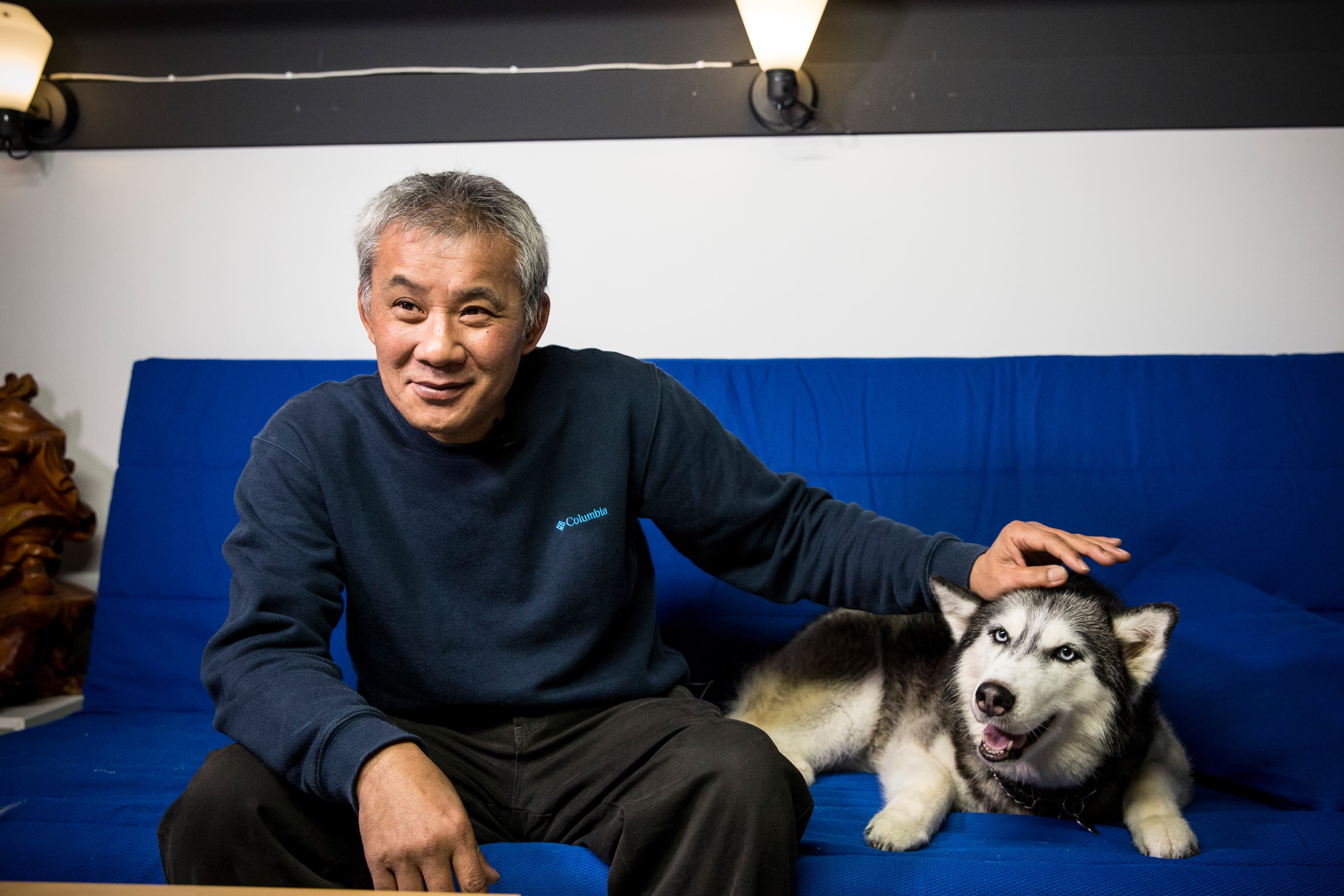 黑金城的愛犬「黑咪」總是很搶戲地爬上沙發，跟主人撒嬌。