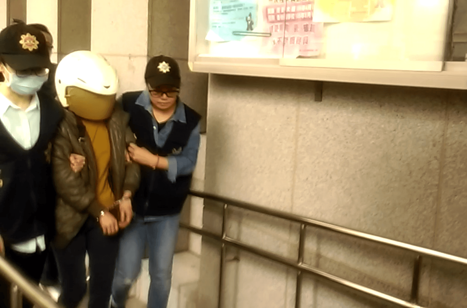 張姓媳婦疑似因為精神狀況不佳,誤殺婆婆後立刻放聲痛哭,但遭警方收押後,卻又完全不發一語。