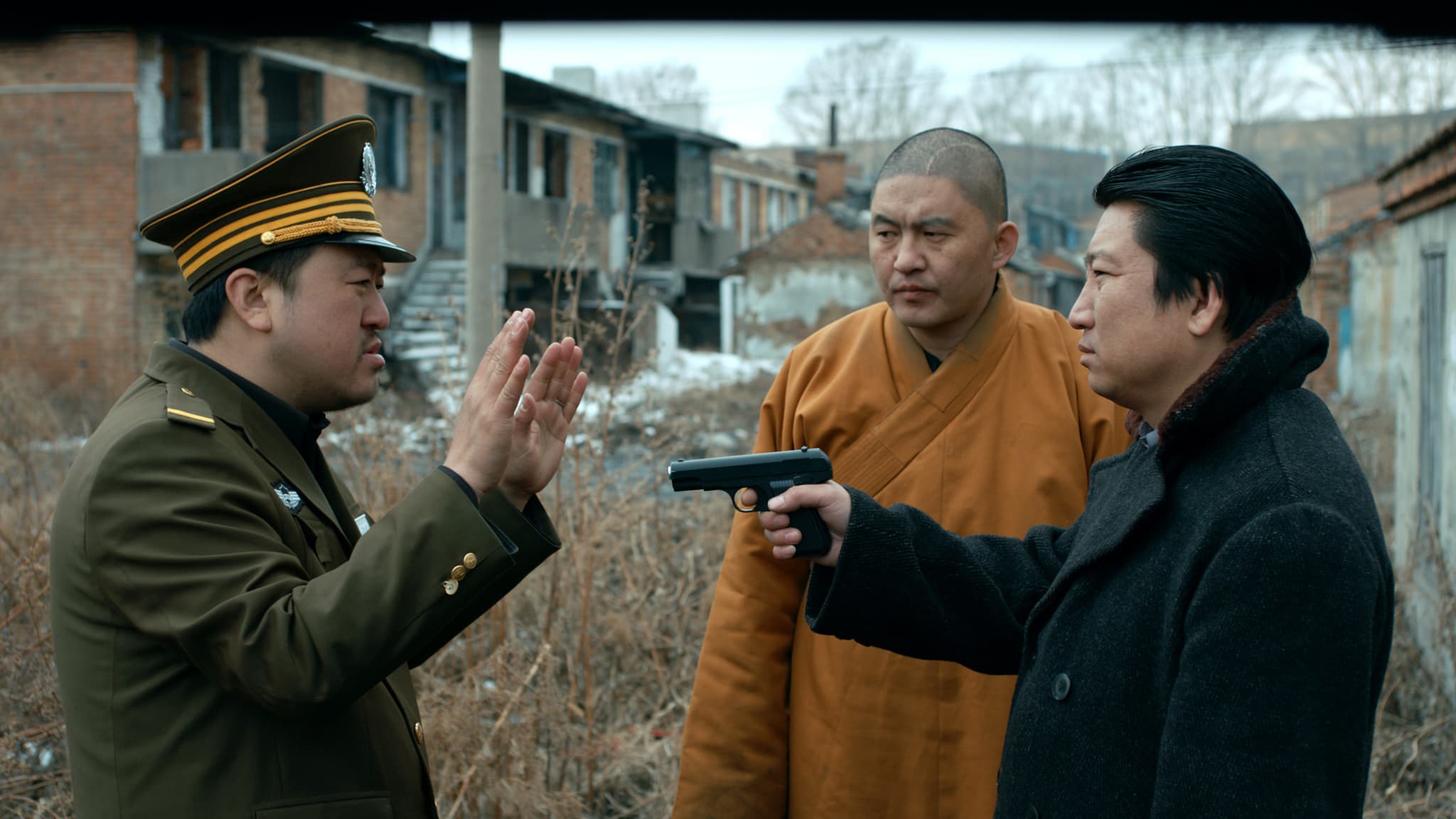 張志勇(右)在《輕鬆+愉快》中與飾演警察的徐剛(左)有荒謬爆笑互動。