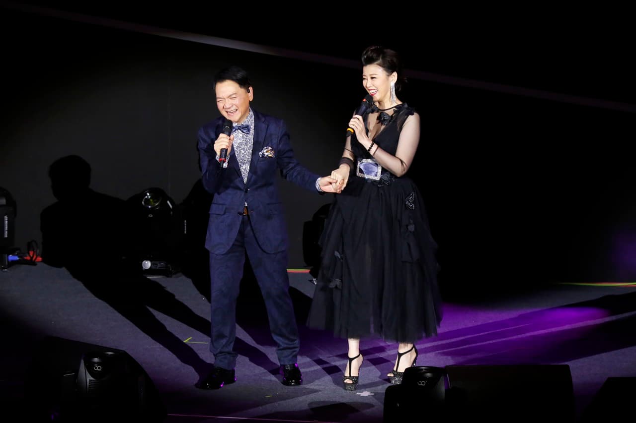 方馨（右）難得表現歌喉，與葉啟田對唱〈愛情限時批〉。