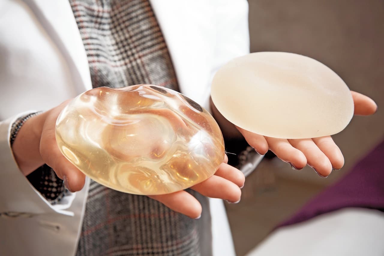 現在隆乳手術常用果凍矽膠當填充物，若術後照顧不良，就會發生莢膜攣縮，得動手術取出。