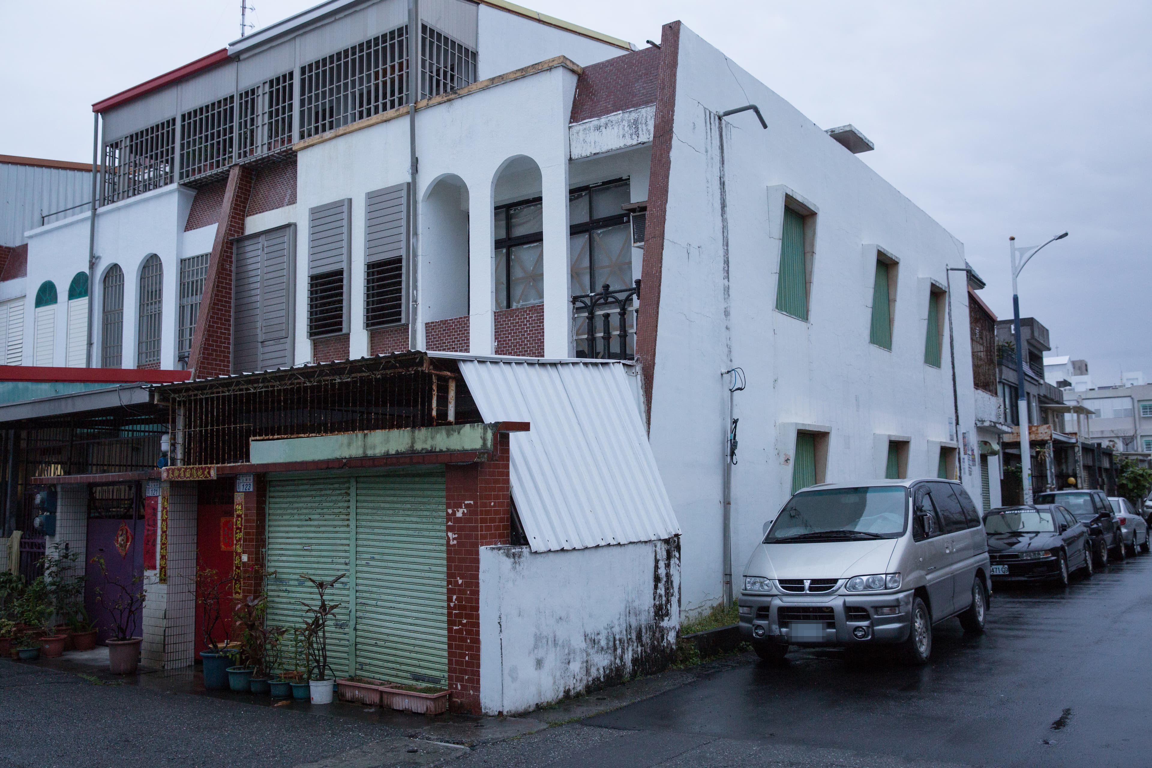 本刊走訪陽岱鋼的台東老家,發現陽爸爸確實住在老舊的屋子裡。