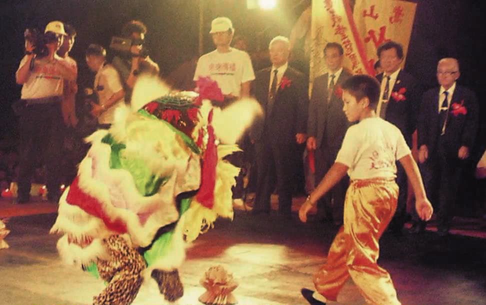 為了生計，年幼時的吳登興常陪父母到中南部鄉鎮廟口表演武術。