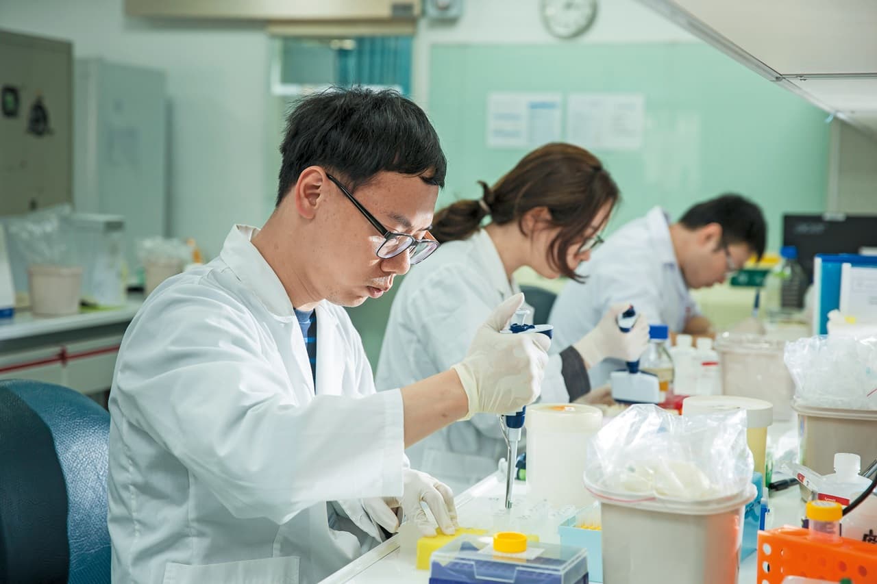 慧智基因以全方位非侵入性產前染色體篩檢(NIPS+)技術聞名,主打不用羊膜穿刺就能檢測出唐氏症等基因異常問題。