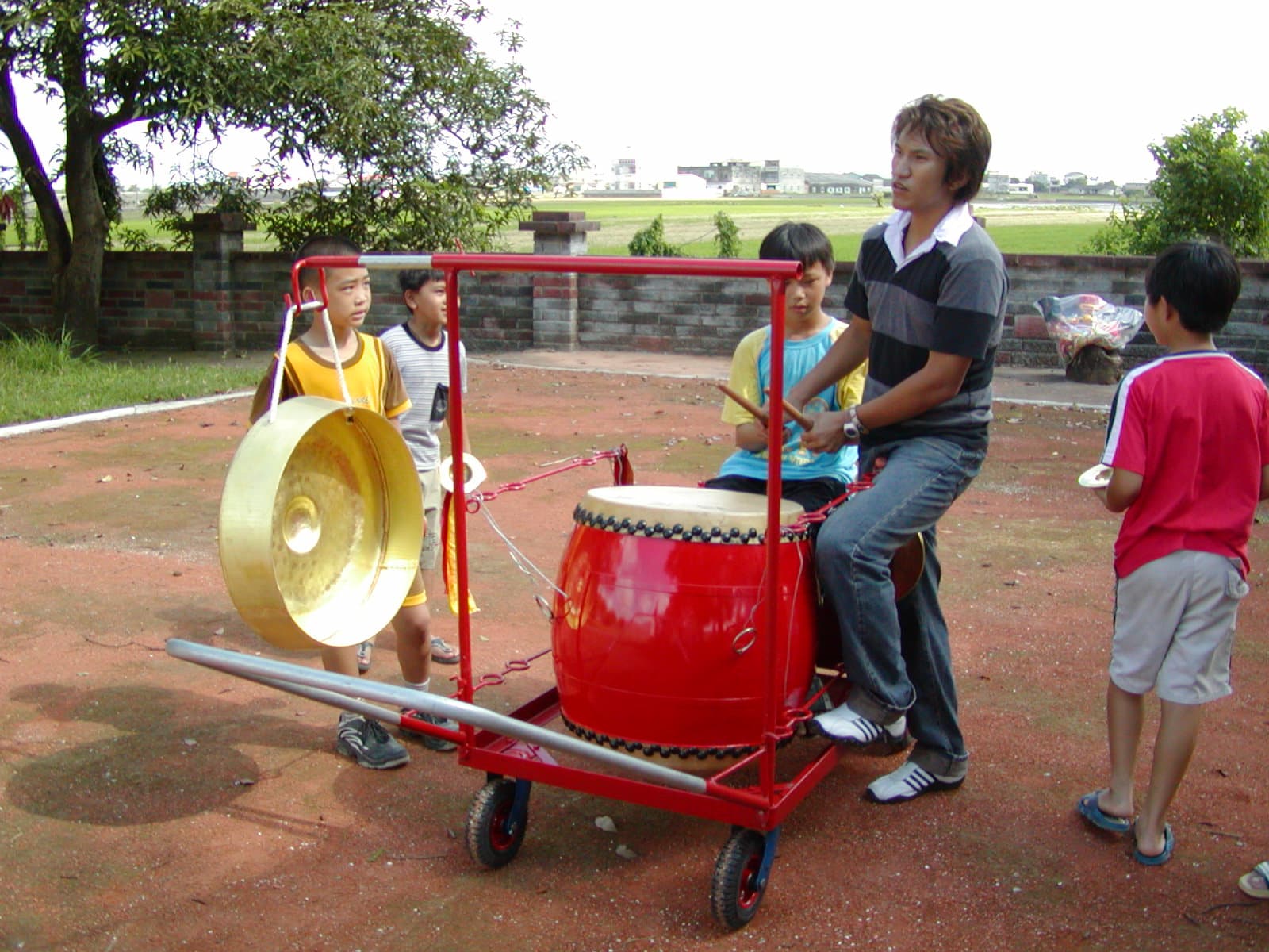 吳登興目前在多所學校擔任舞龍舞獅的指導教練。（吳登興提供）