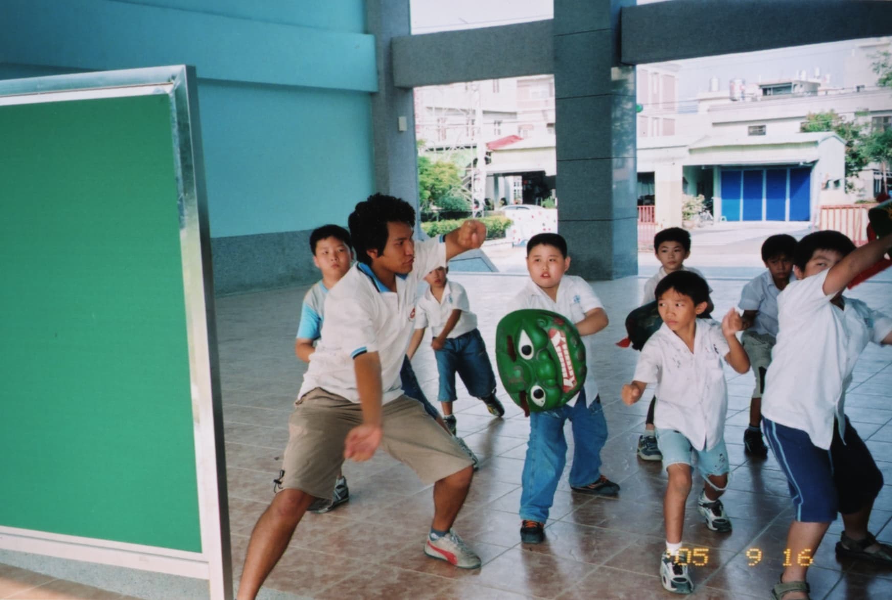 吳登興指導學生學習陣頭武術,更強調的是學生之間的互相尊重與友愛。(吳登興提供)