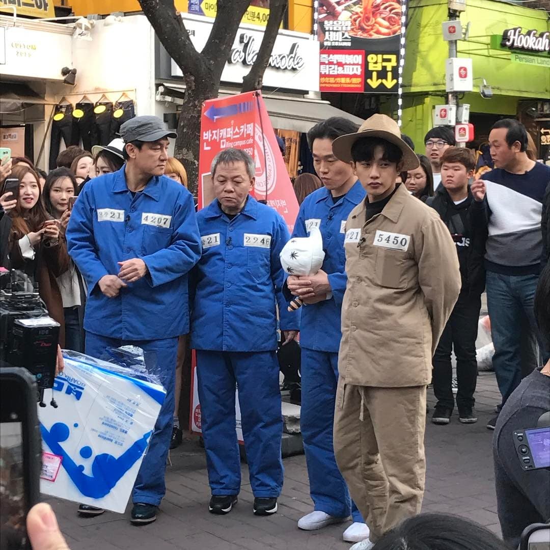 金玟錫(右一)與獄友們在首爾弘大履行收視率公約,吸引大批民眾圍觀。(翻攝自sohui.seo ig)